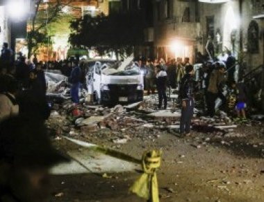 Αίγυπτος: Τουλάχιστον 13 αστυνομικοί και τρεις πολίτες τραυματίσθηκαν από έκρηξη βόμβας